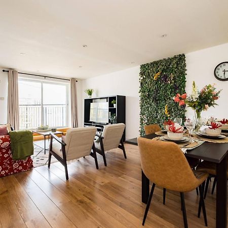 Wild Roses Service Apartments - East India Londra Dış mekan fotoğraf