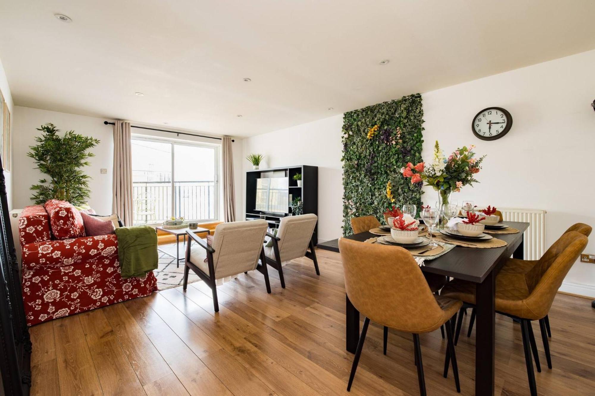 Wild Roses Service Apartments - East India Londra Dış mekan fotoğraf