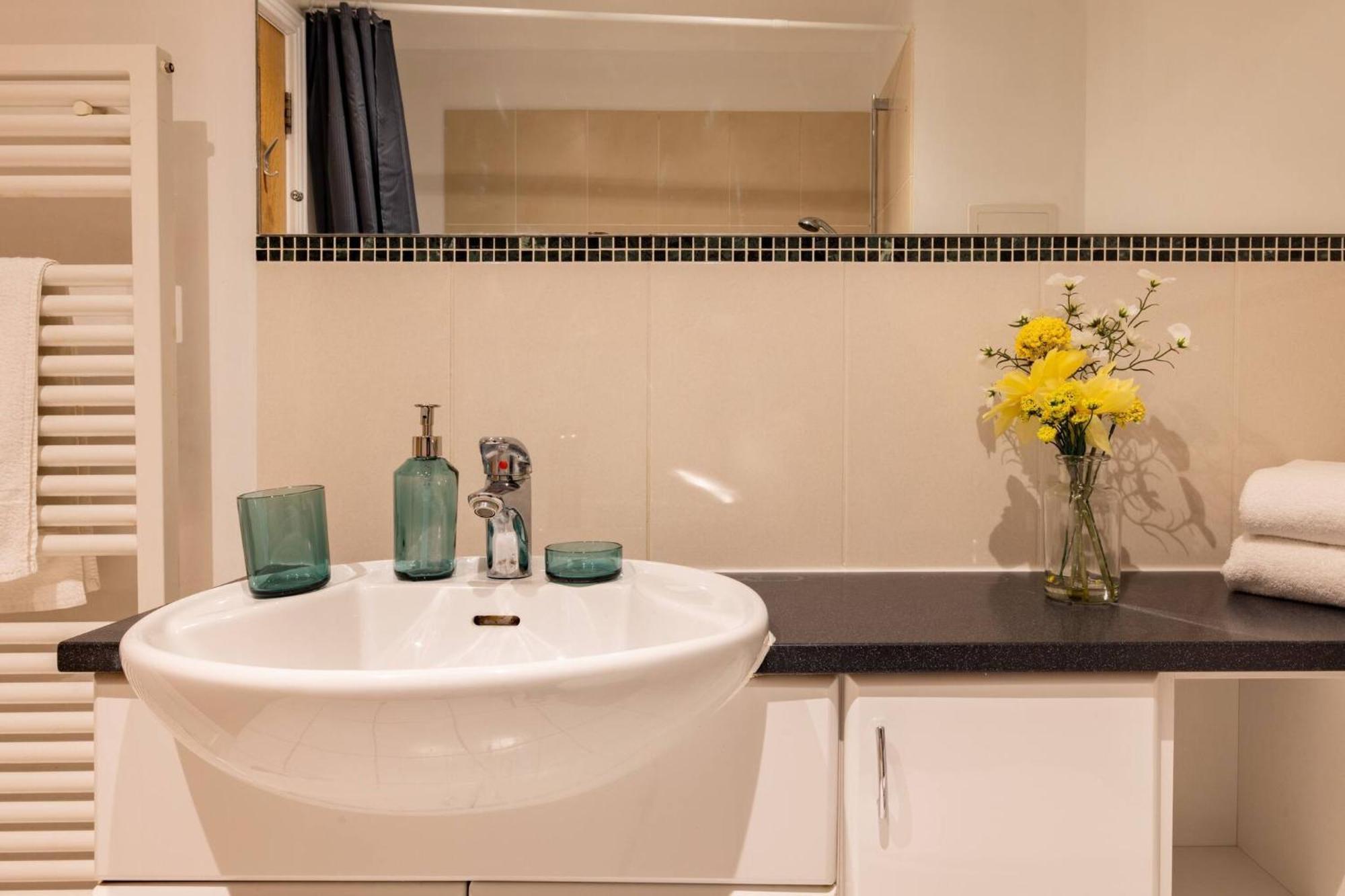 Wild Roses Service Apartments - East India Londra Dış mekan fotoğraf