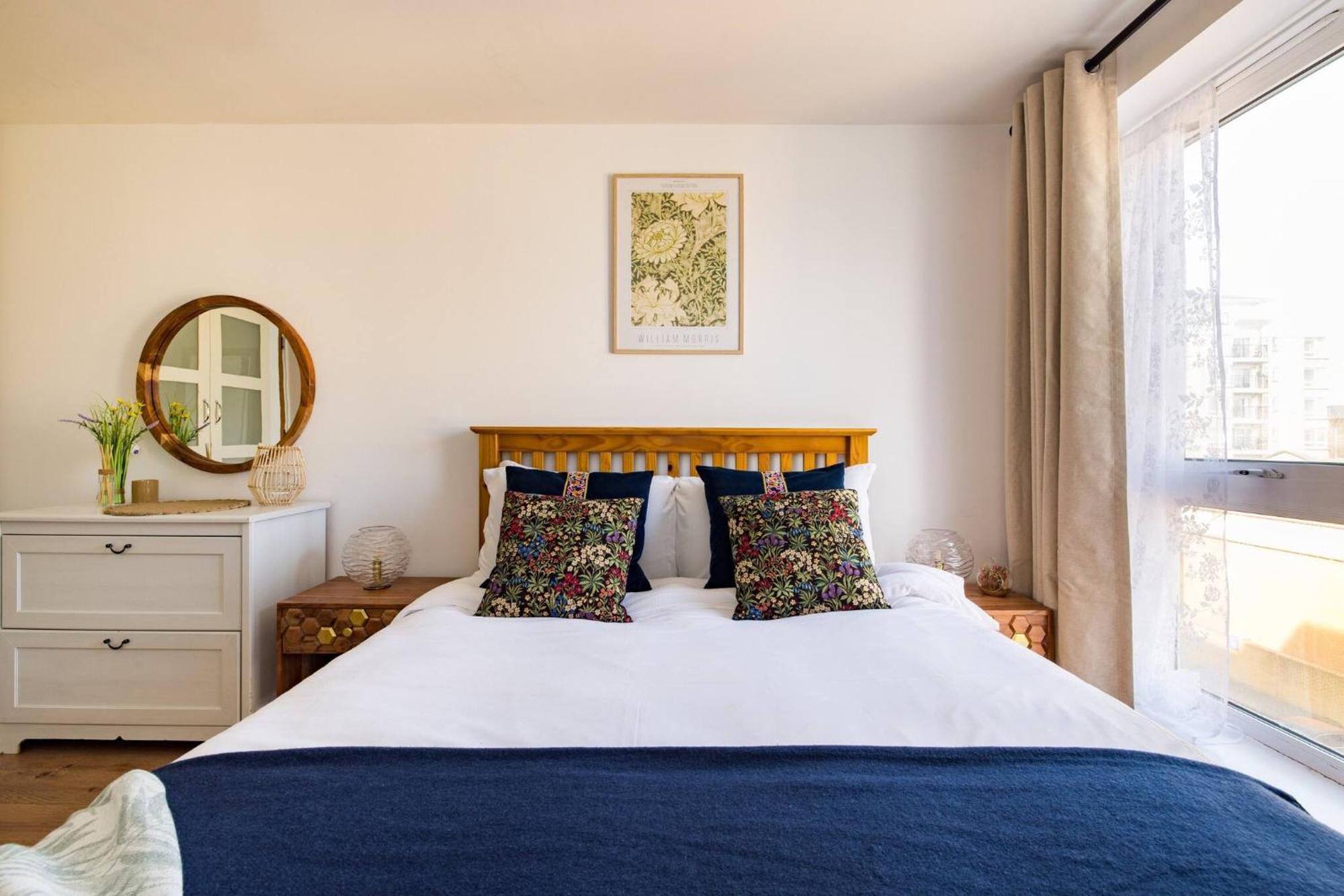 Wild Roses Service Apartments - East India Londra Dış mekan fotoğraf