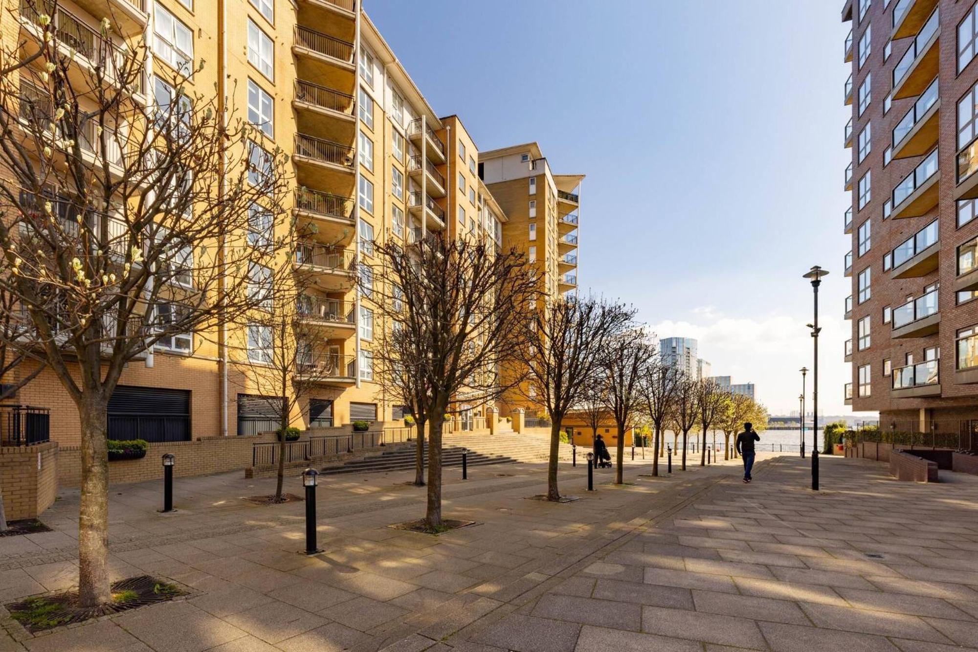 Wild Roses Service Apartments - East India Londra Dış mekan fotoğraf