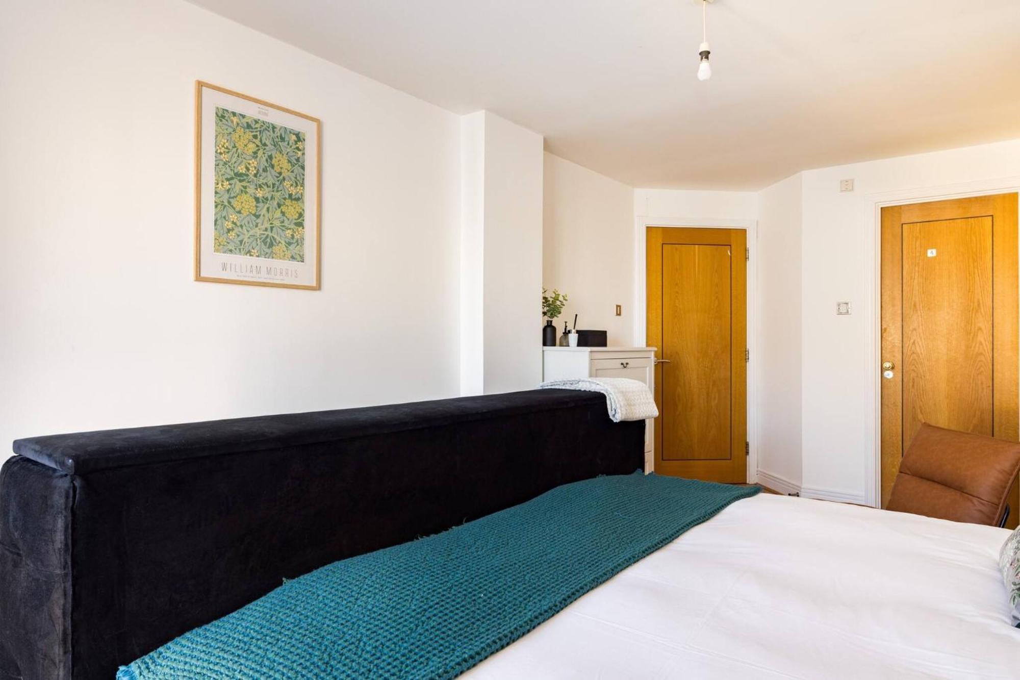 Wild Roses Service Apartments - East India Londra Dış mekan fotoğraf