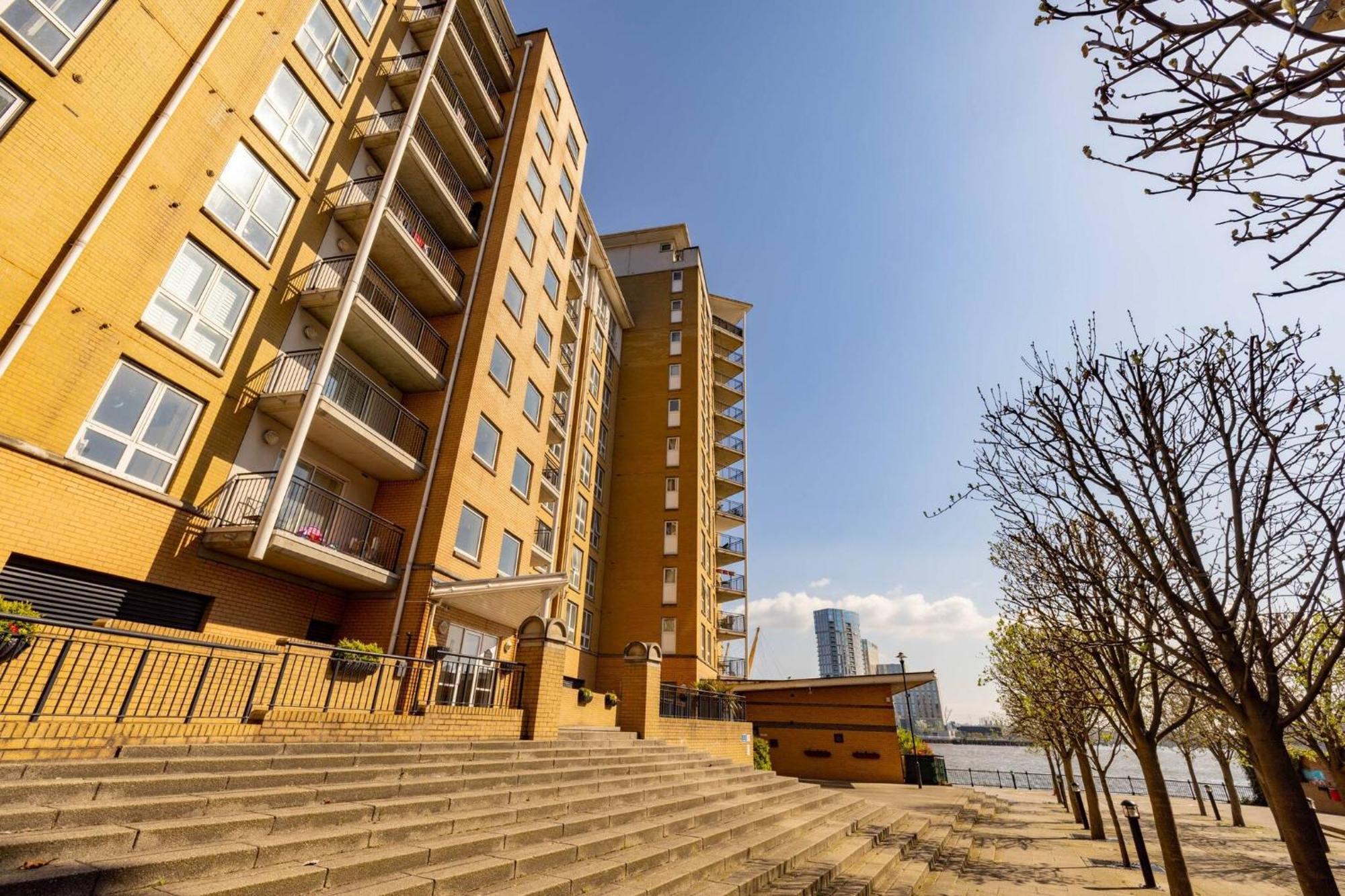 Wild Roses Service Apartments - East India Londra Dış mekan fotoğraf