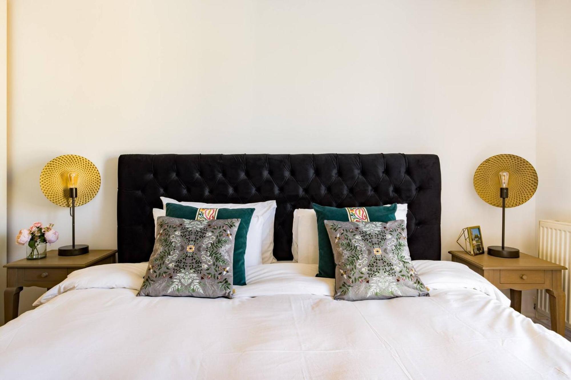 Wild Roses Service Apartments - East India Londra Dış mekan fotoğraf