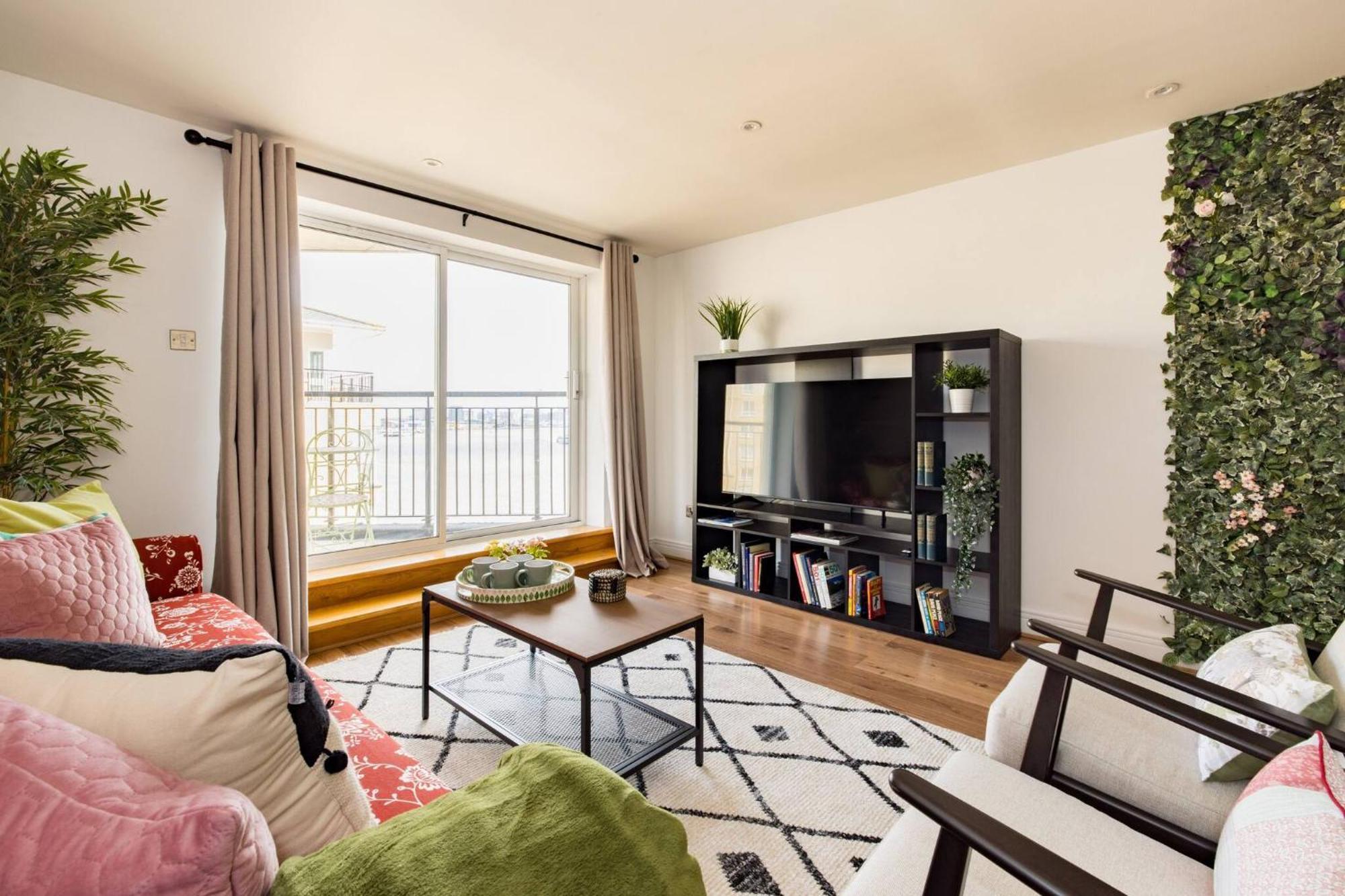 Wild Roses Service Apartments - East India Londra Dış mekan fotoğraf