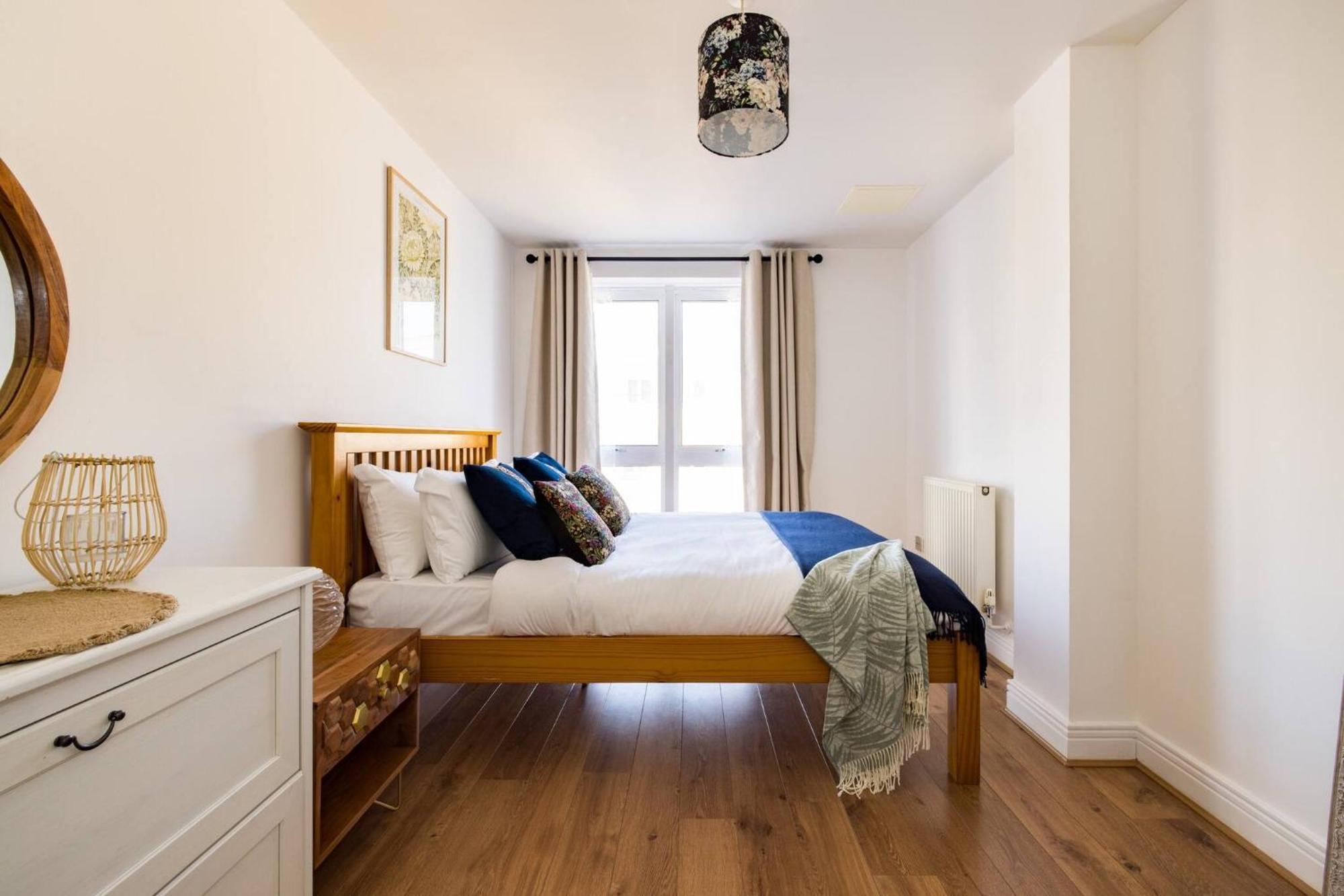 Wild Roses Service Apartments - East India Londra Dış mekan fotoğraf
